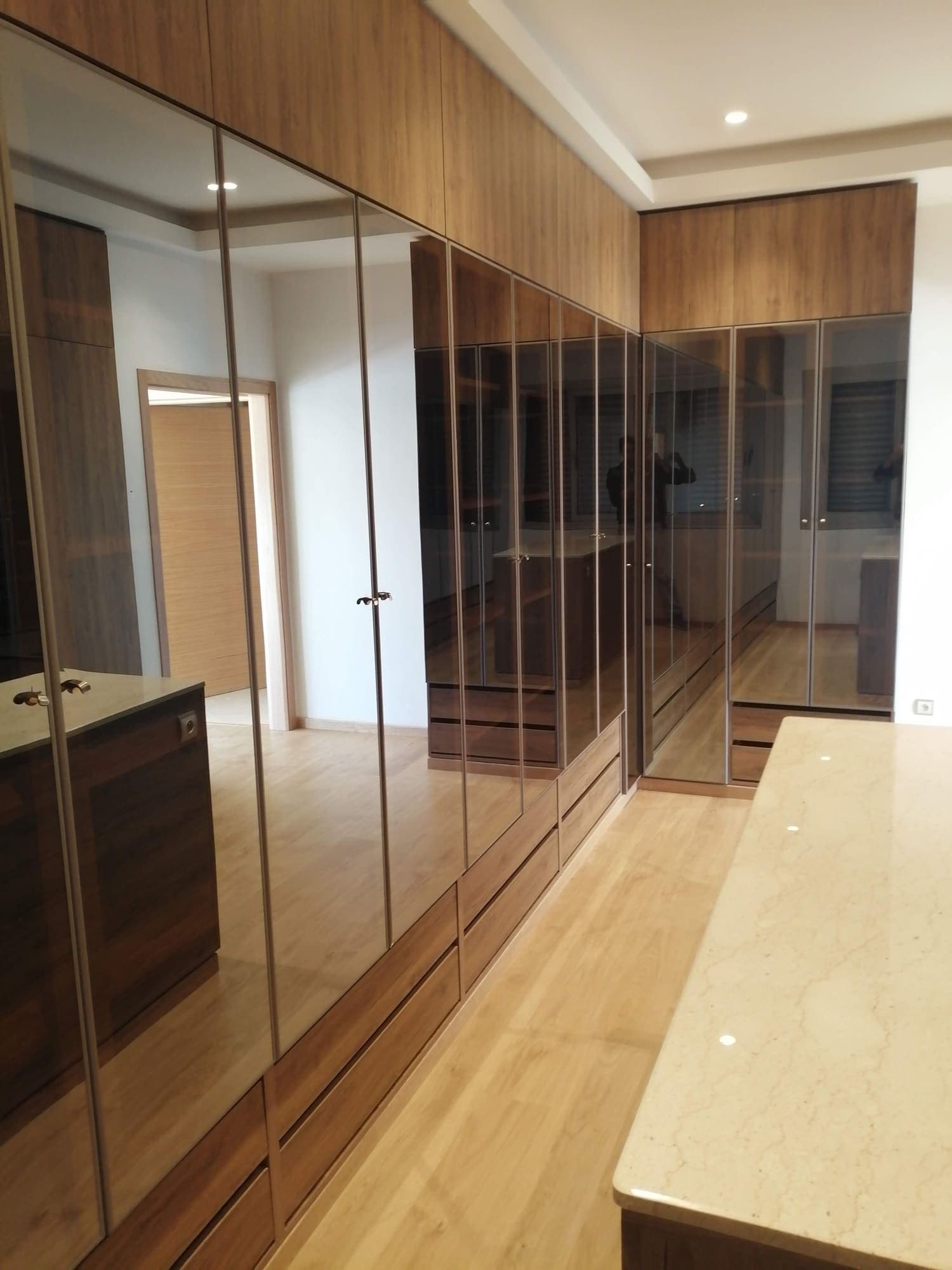Façades de dressing en miroir fumé avec encadrement en bois