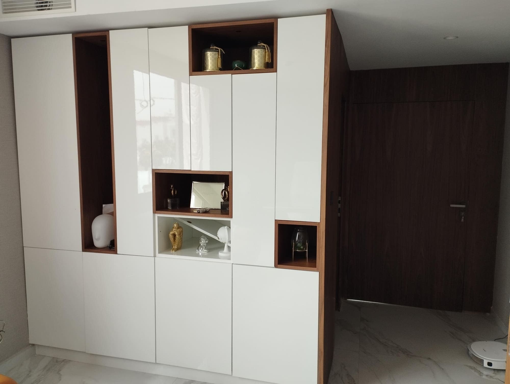 Grand placard d’entrée laqué blanc avec niches en bois