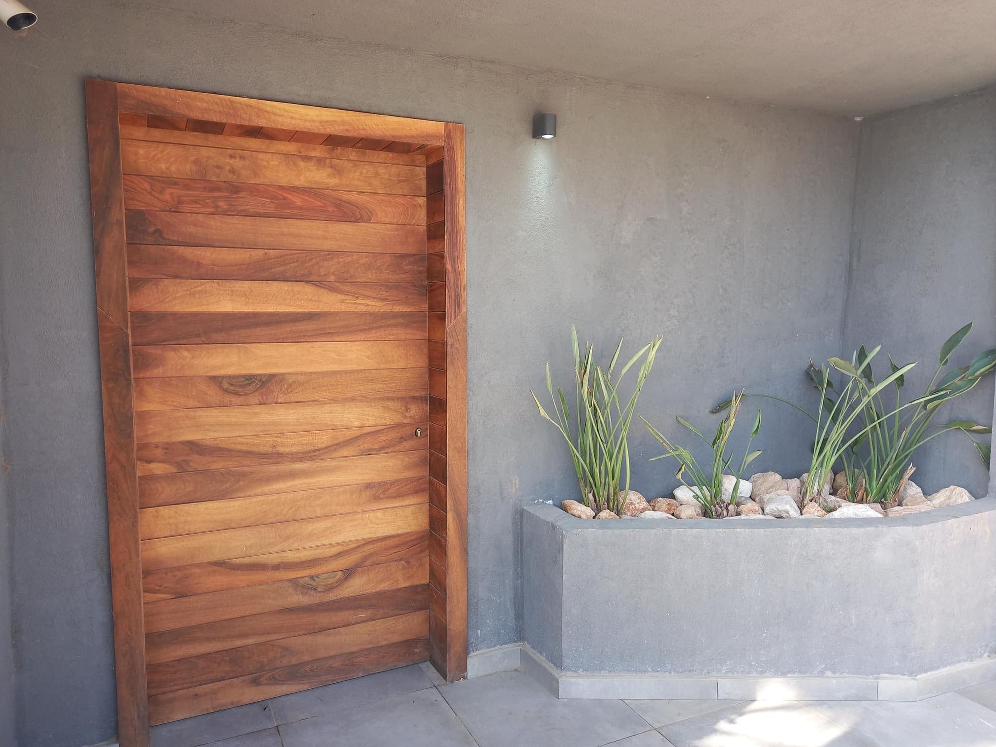 Porte d’entrée en bois massif à lames horizontales