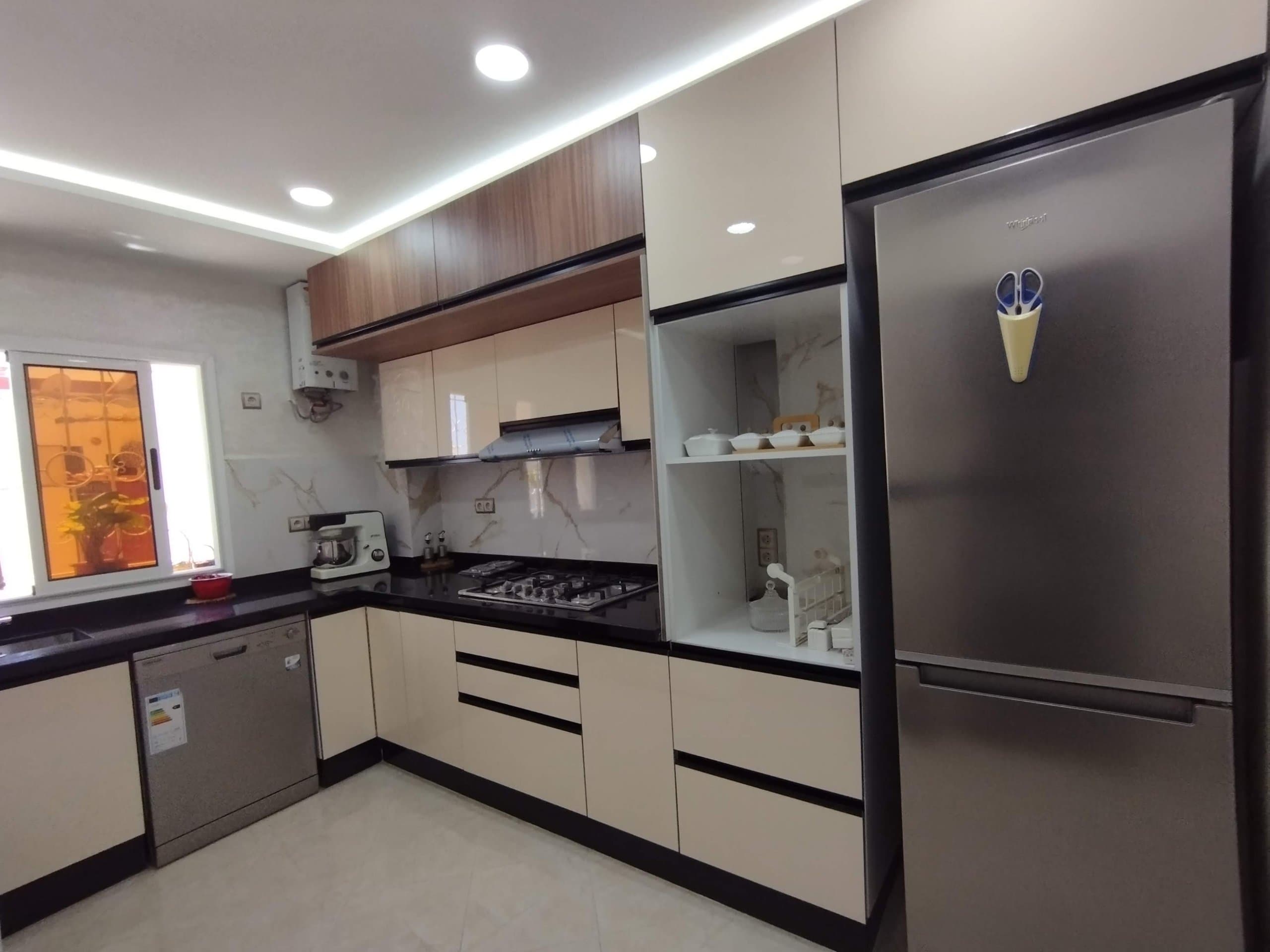 Cuisine linéaire en MDF high gloss crème avec casquette en mélaminé noyer, plaque de cuisson et niche ouverte, Agadir